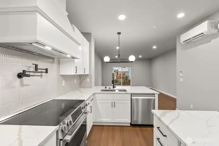 Photographs are for illustrative purposes only. Features, finishes, interior/exterior colors, landscaping and floorplan shown may vary from actual homes built