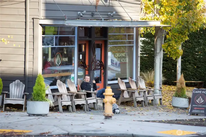 Independent cafés, neighborhood restaurants and locally owned businesses help define Queen Anne's distinctive blend of sophistication and small-town familiarity.