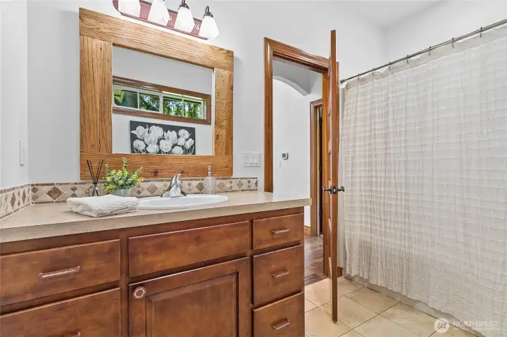 Full bath located between two bedrooms on the main floor. Full bath located between two bedrooms on the main floor.