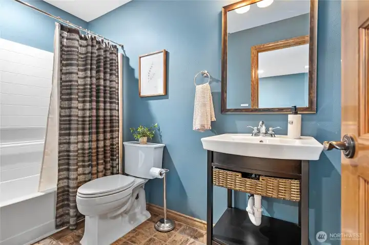 Full bath off upstairs bedroom. Full bath off upstairs bedroom.