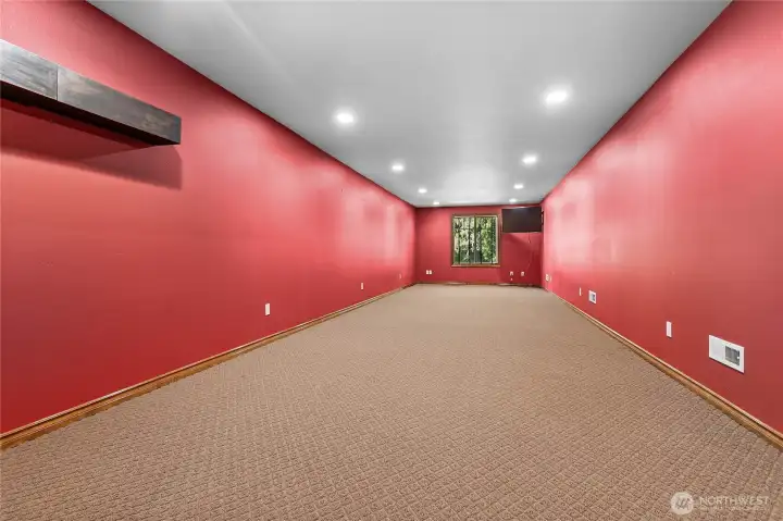 Huge bonus room over extensive 3 car garage offers endless opportunities Huge bonus room over extensive 3 car garage offers endless opportunities