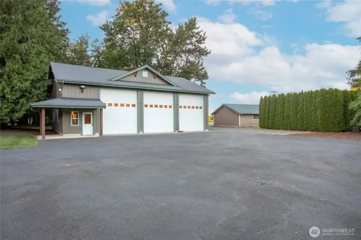 Stunning 40'x60' heated shop has own kitchenette, bathroom and plenty of storage space! Stunning 40'x60' heated shop has own kitchenette, bathroom and plenty of storage space!