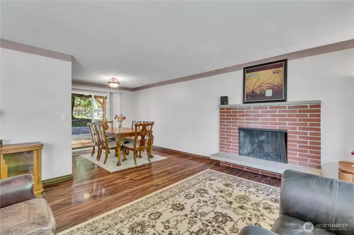 Roomy living room and dining area, perfect for entertaining! Roomy living room and dining area, perfect for entertaining!