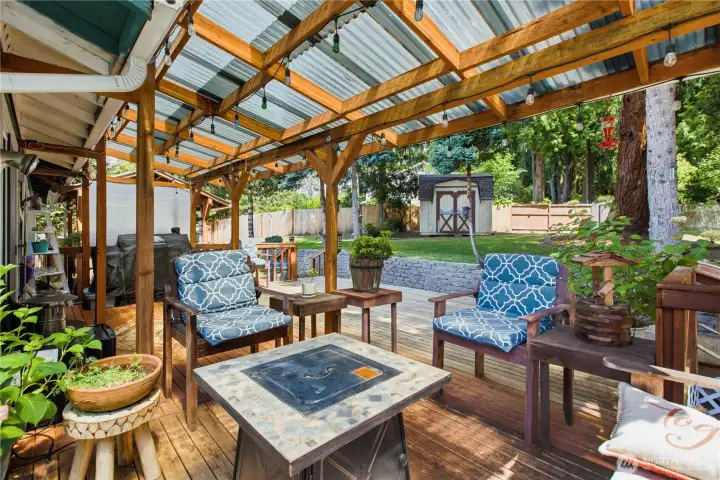 Covered deck with fire pit staying Covered deck with fire pit staying