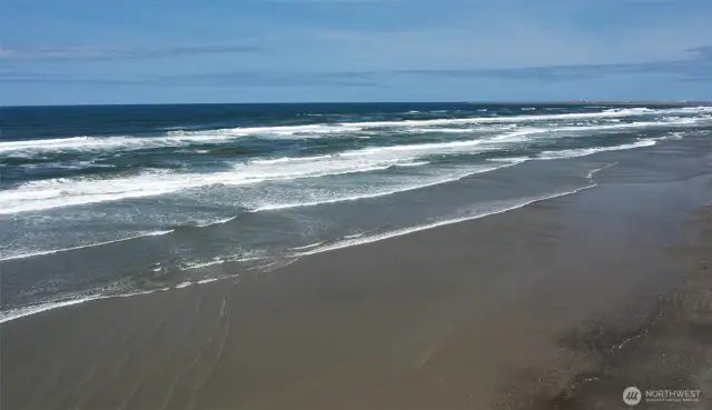 Easy walk to the beach from this home. Walking trail at the end of the street. 18 miles of beaches to explore and clam digging rough out in front of the home on this beach!