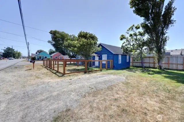 2 1-bath studio cabins. Currently rented with long-term tenants.