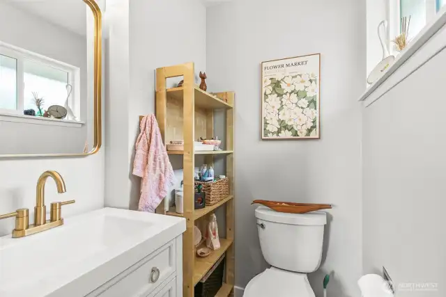 1/2 bath in primary bedroom