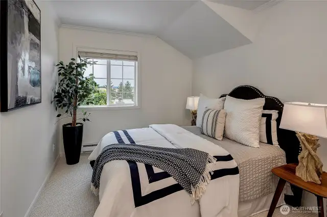 Guest bedroom.