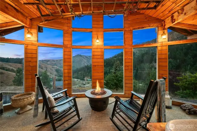 Solarium with hot tub and room for sauna