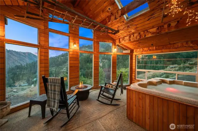 Solarium with hot tub and room for sauna