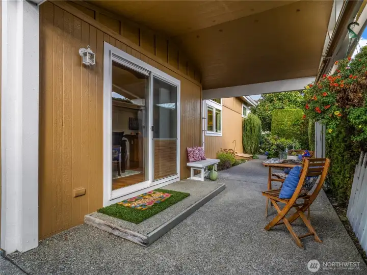 The covered patio allow you to enjoy the outdoors in full privacy and sheltered from liquid sunshine.