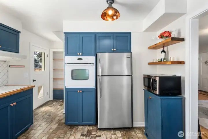 The oven is placed high for ease of reach!