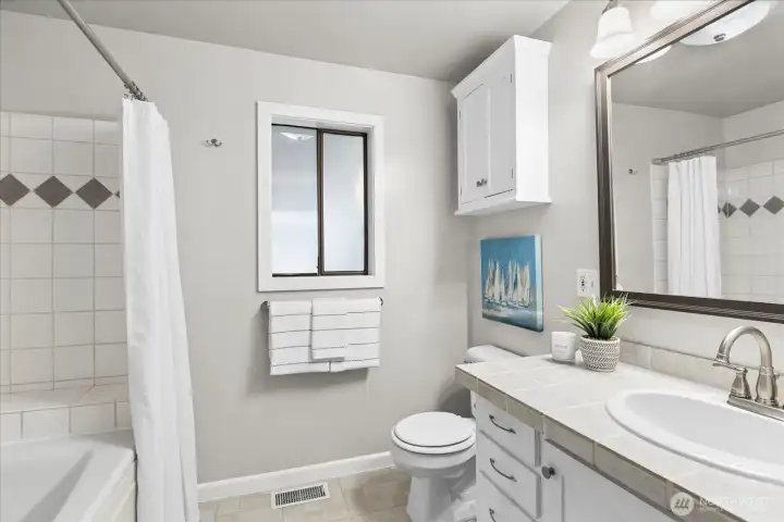 Full primary bathroom