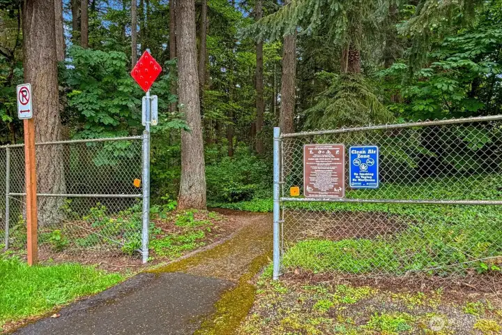 At the end of the street is a "backdoor" entrance to Daleway Park which features grassy playfields, basketball court, playground and Summer spray park.