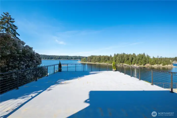 This expansive waterfront deck sits just in front of the kitchen and offers the ultimate dining experience for large gatherings.