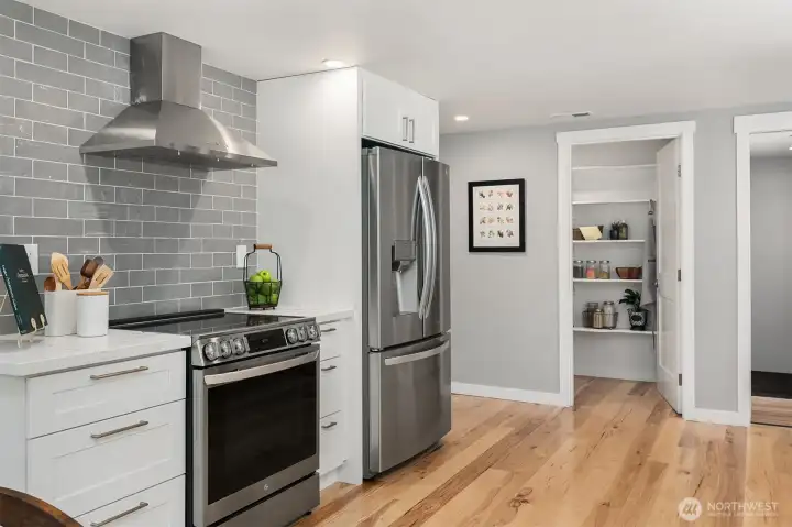 Entertainment Sized Chef's Kitchen with Hardwood Floors