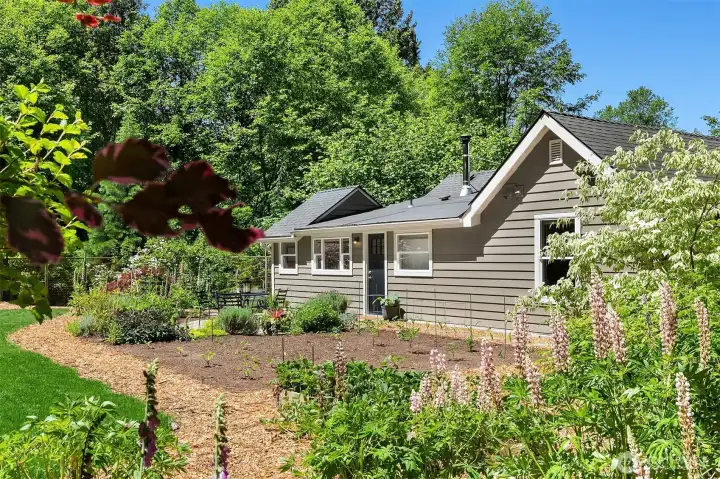 Bring Your Green Thumb, This Fully Functioning Gardens Begs Adoring Eyes!
