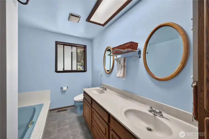 Primary en-suite bathroom. Primary en-suite bathroom.