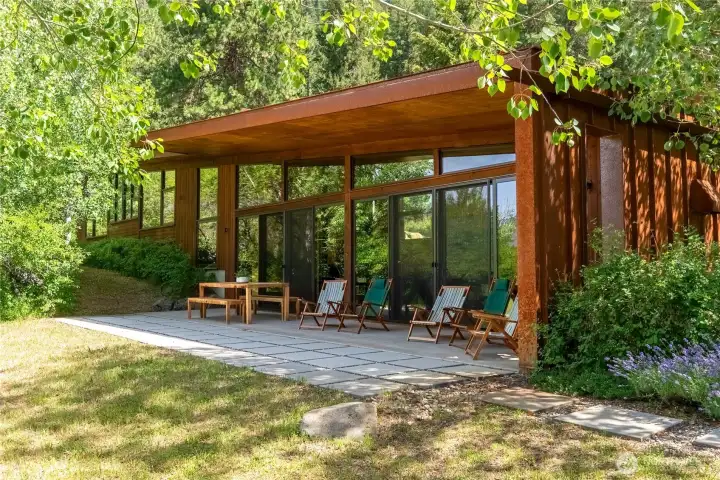 A large covered terrace frames the outward facing views and provides shelter in all seasons. A large covered terrace frames the outward facing views and provides shelter in all seasons.