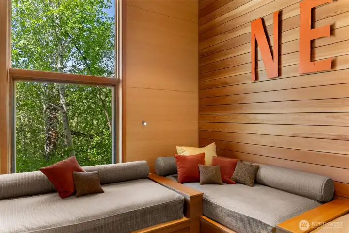 Built-in daybeds with storage provide room for up to 4 guests. Built-in daybeds with storage provide room for up to 4 guests.