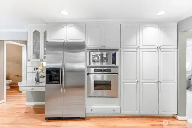 Kitchen with custom pullout cabinets and drawers