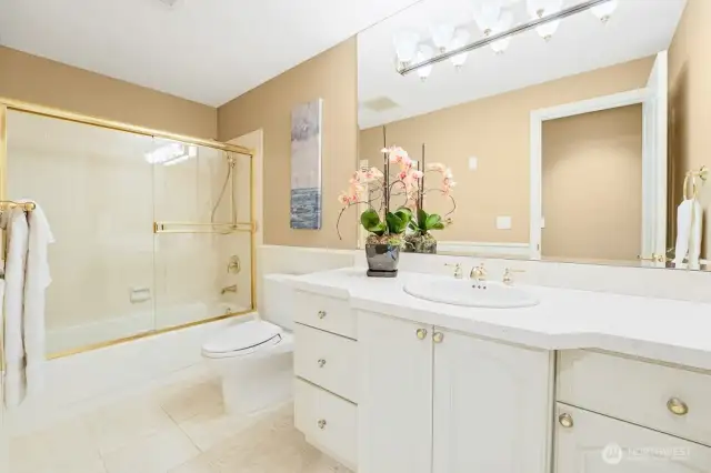 Main full bathroom serving the 2 bedrooms upstairs