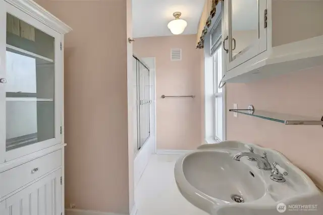 Full bathroom on the second floor, between the two bedrooms.