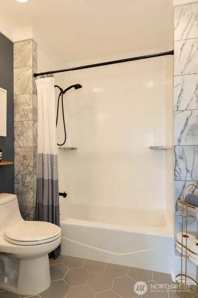 Guest bath with tub