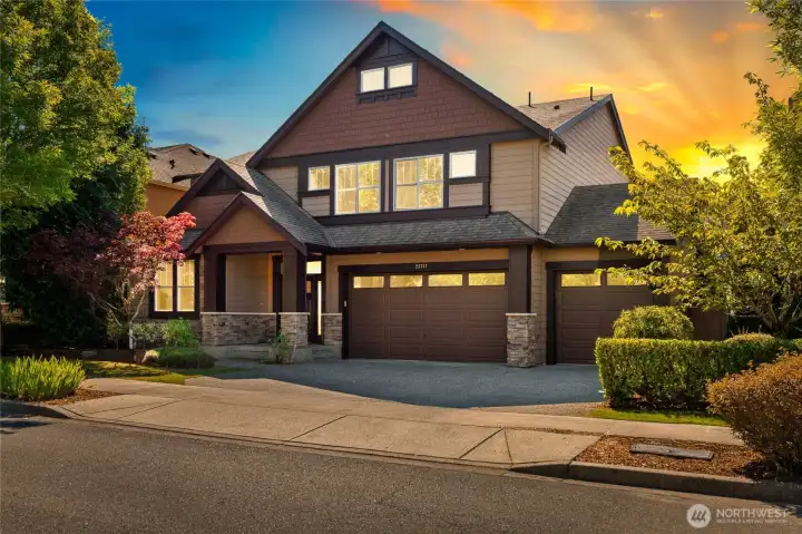 Gorgeous Murray Franklyn home in Chandler community of Redmond Ridge East.