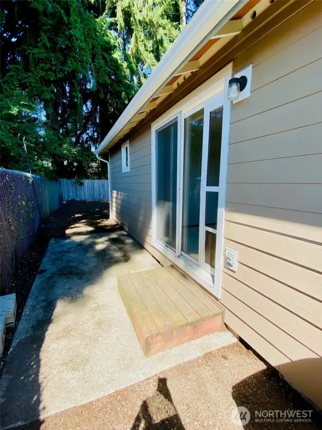 Patio just out of sliding door to fully fenced back yard. Great for bbq’s!