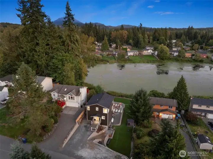 Bird’s-eye view of the property in its natural setting, offering a sense of privacy while still being part of a welcoming lakefront community.