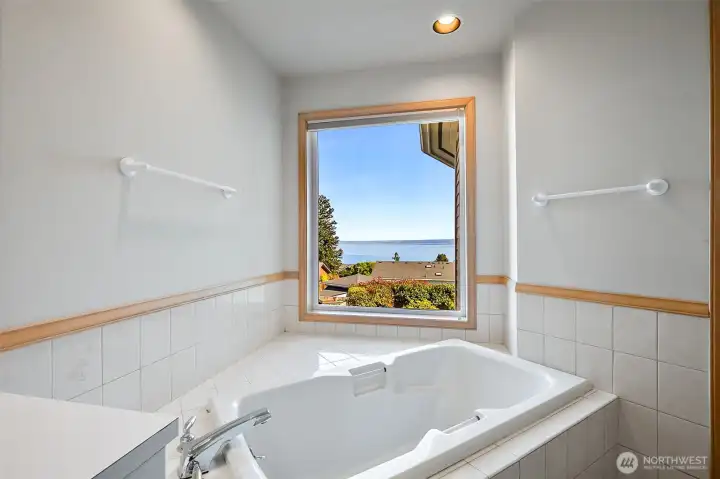 Primary bathroom, huge soaker tub