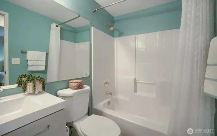 Another view of main bathroom