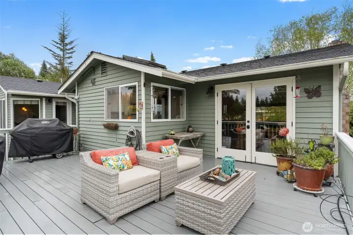 Upstairs deck w/ French doors has a gas hook-up for the grill