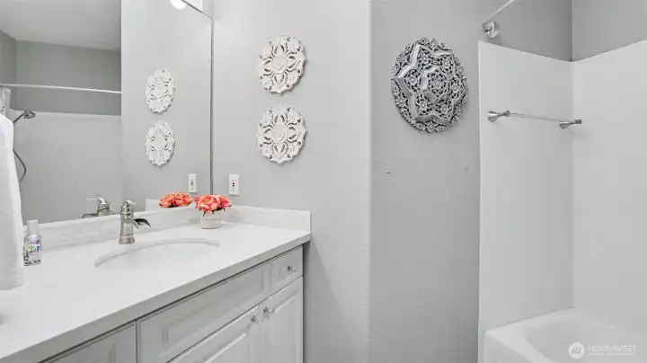 Secondary full bathroom