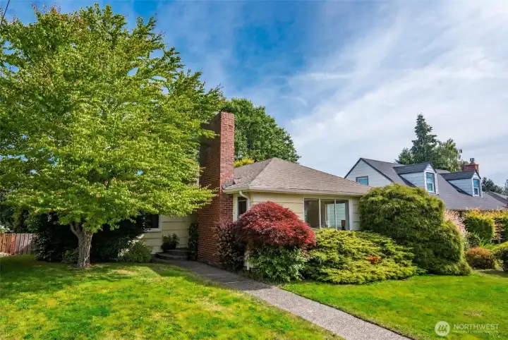Lovingly cared for 1948 home on a perfect N.Tacoma location