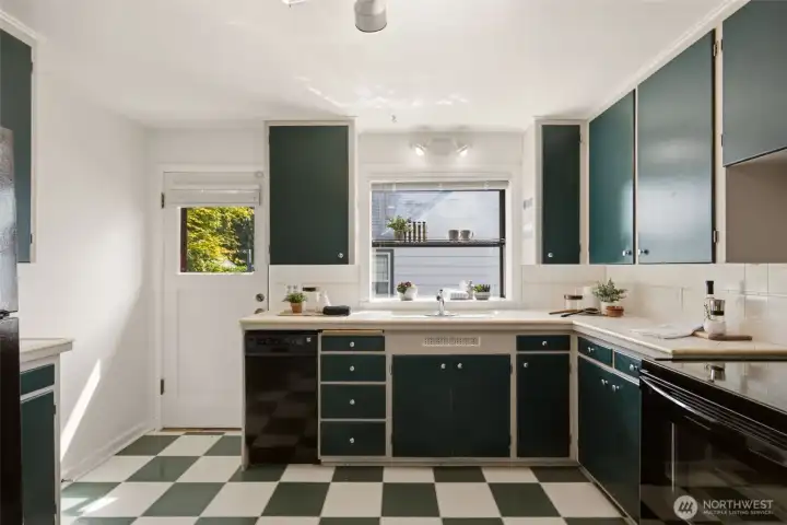 Check out that cutie little microwave nook!
