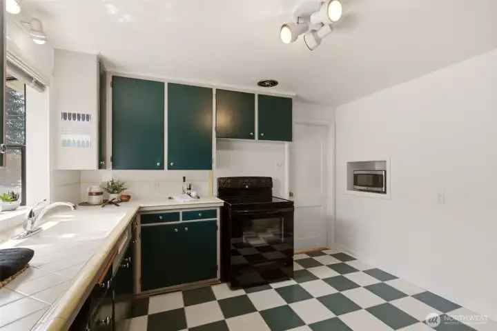 Check out that cutie little microwave nook!