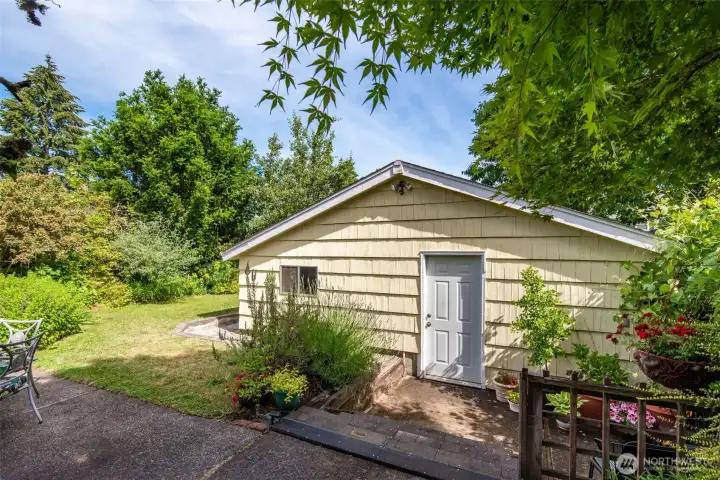 Detached garage