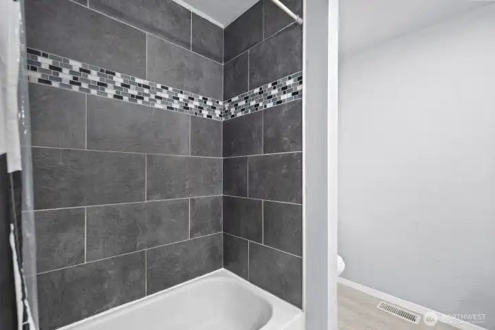 upstairs full bathroom tub and tile