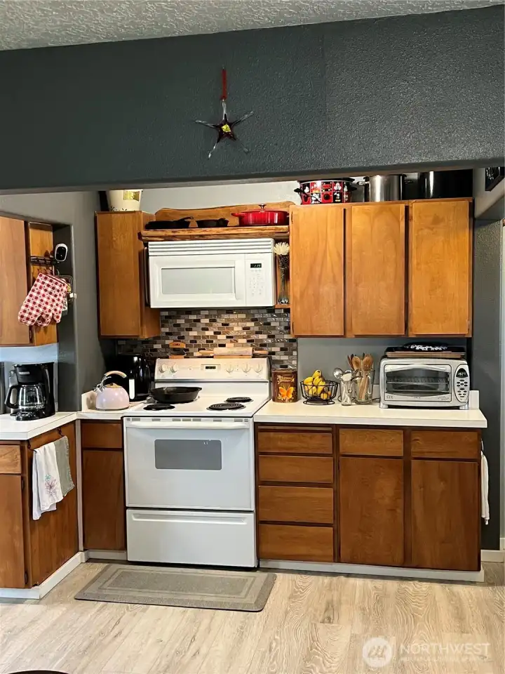 Kitchen with laminate flooring for easy maintenance Kitchen with laminate flooring for easy maintenance