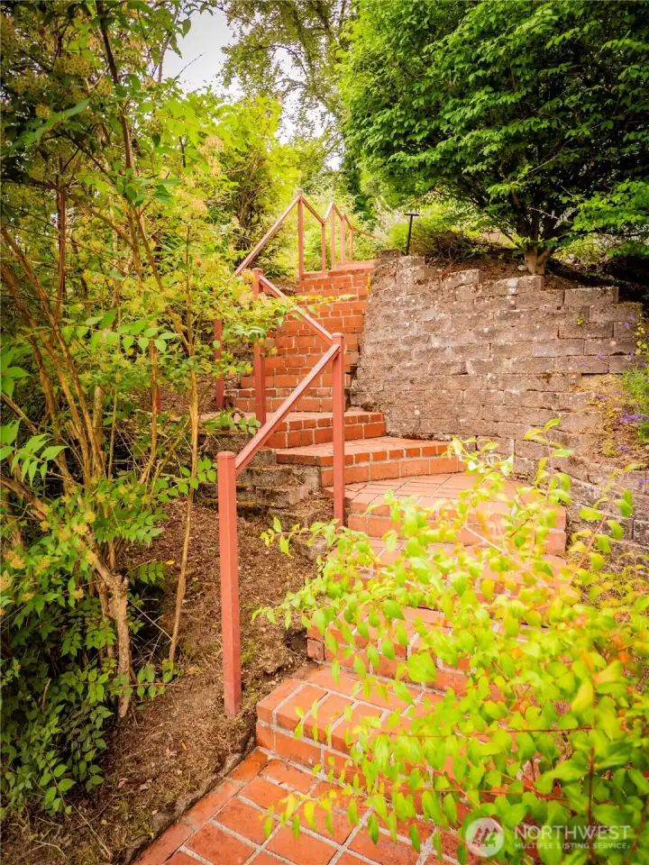 CUTE STAIWAY TO THE HOME FROM THE STREET
