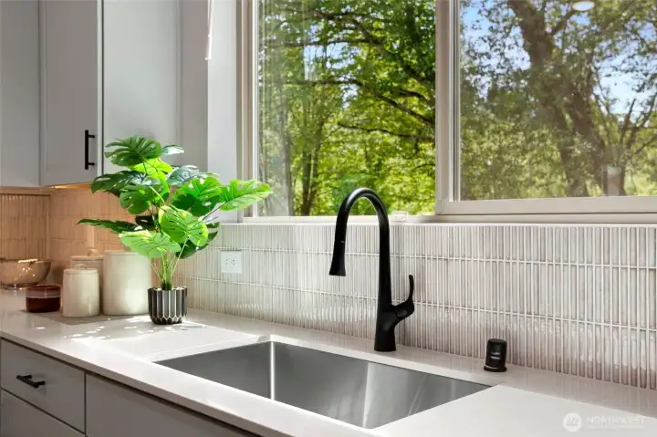 Black hardware & Stainless Steel Sink