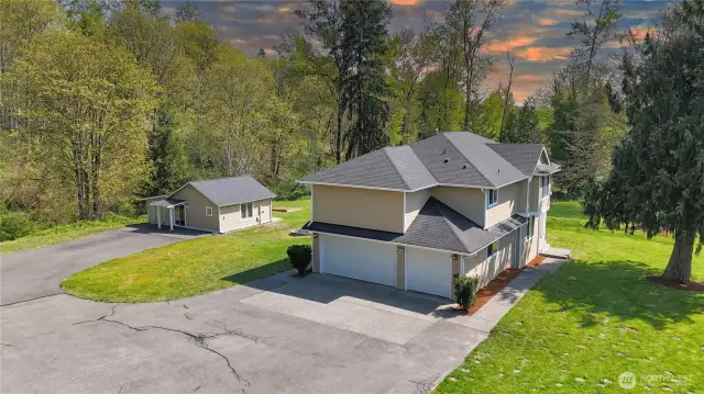 tons of driveway space and parking