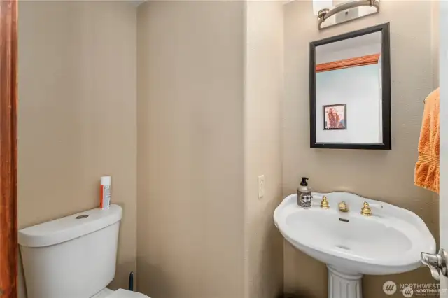 Main floor 1/2 bath