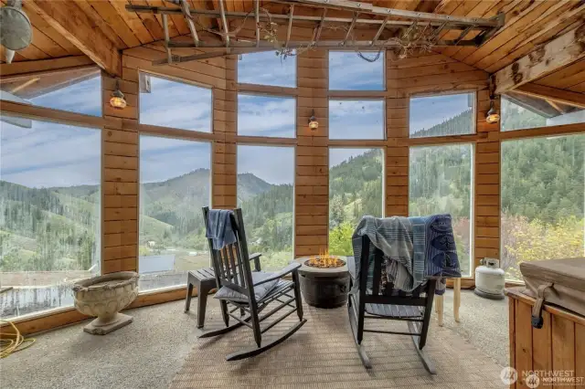 Solarium and hot tub with fire place