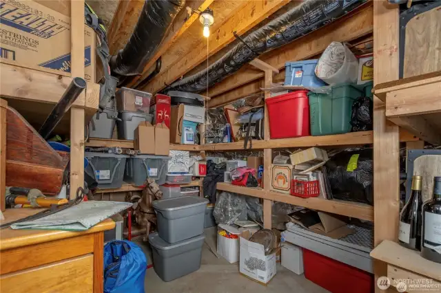 Storage area also set up for wine almost out of foto to right