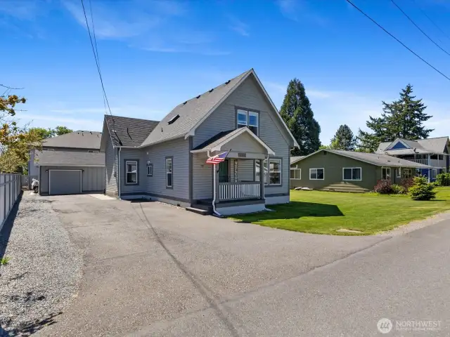 Gorgeous, fully updated 3 bedroom home in  the heart of Snohomish.