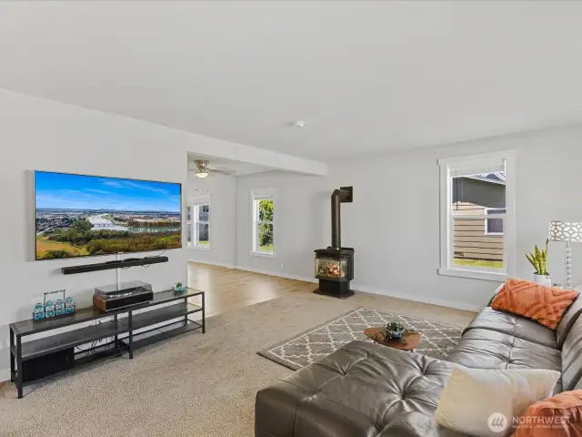 Light & bright floor plan joins the living and dining rooms together.