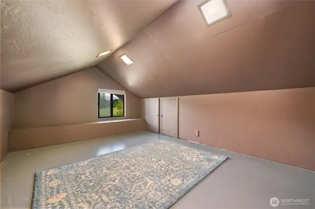 Bonus room upstairs with endless possibilities